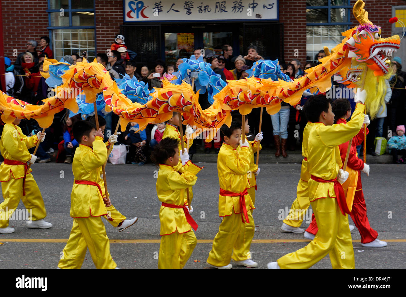 Drago giovani ballerini eseguono per la folla annuale di Anno Nuovo Cinese Parade di Chinatown, Vancouver, BC, Canada Foto Stock