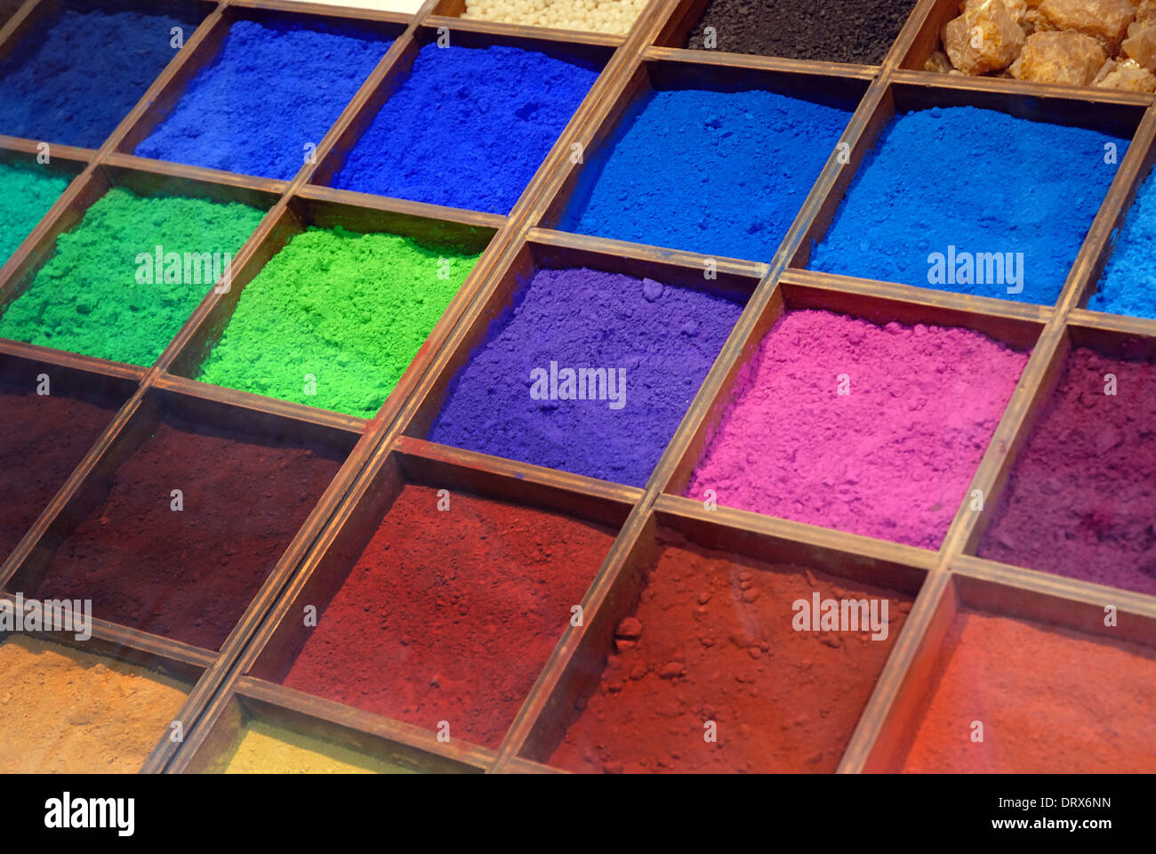 Artisti colori / polvere di pigmento di vernice Foto stock - Alamy