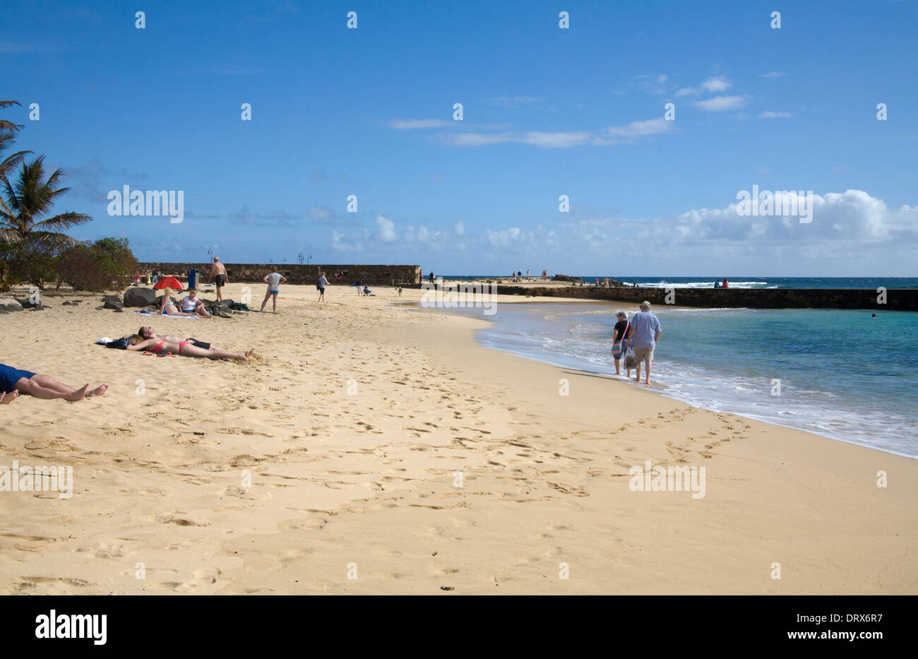 Playa de Las Cucharas Costa Teguise Lanzarote i visitatori a prendere il sole sulla bella spiaggia di sabbia fine e dorata Foto Stock