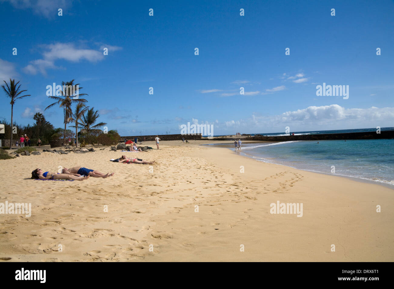 Playa de Las Cucharas Costa Teguise Lanzarote i visitatori a prendere il sole sulla bella spiaggia di sabbia dorata di Playa de Las Cucharas Foto Stock