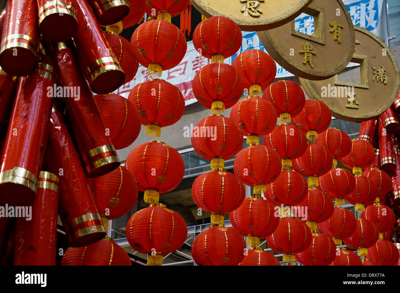 Petardi, monete, e Cinese lanterne di carta appesi al soffitto a Capodanno cinese a Chinatown, Vancouver, BC, Canada Foto Stock