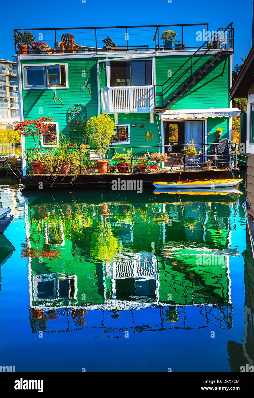 Houseboat verde casa galleggiante Fisherman Wharf la riflessione del Porto Interno, Victoria Vancouver British Columbia Canada Foto Stock