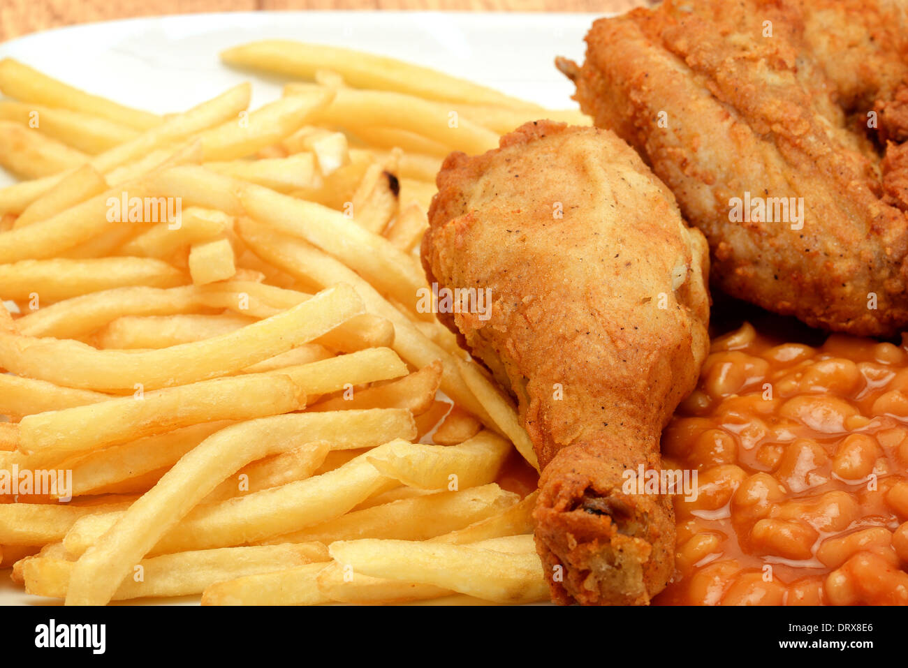 Pollo fritto con patatine fritte - studio shot Foto Stock