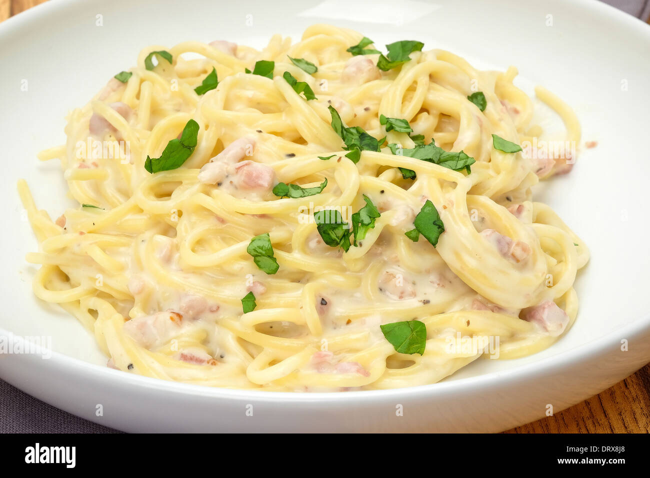 Una ciotola di fresco spaghetti alla carbonara - studio shot Foto Stock