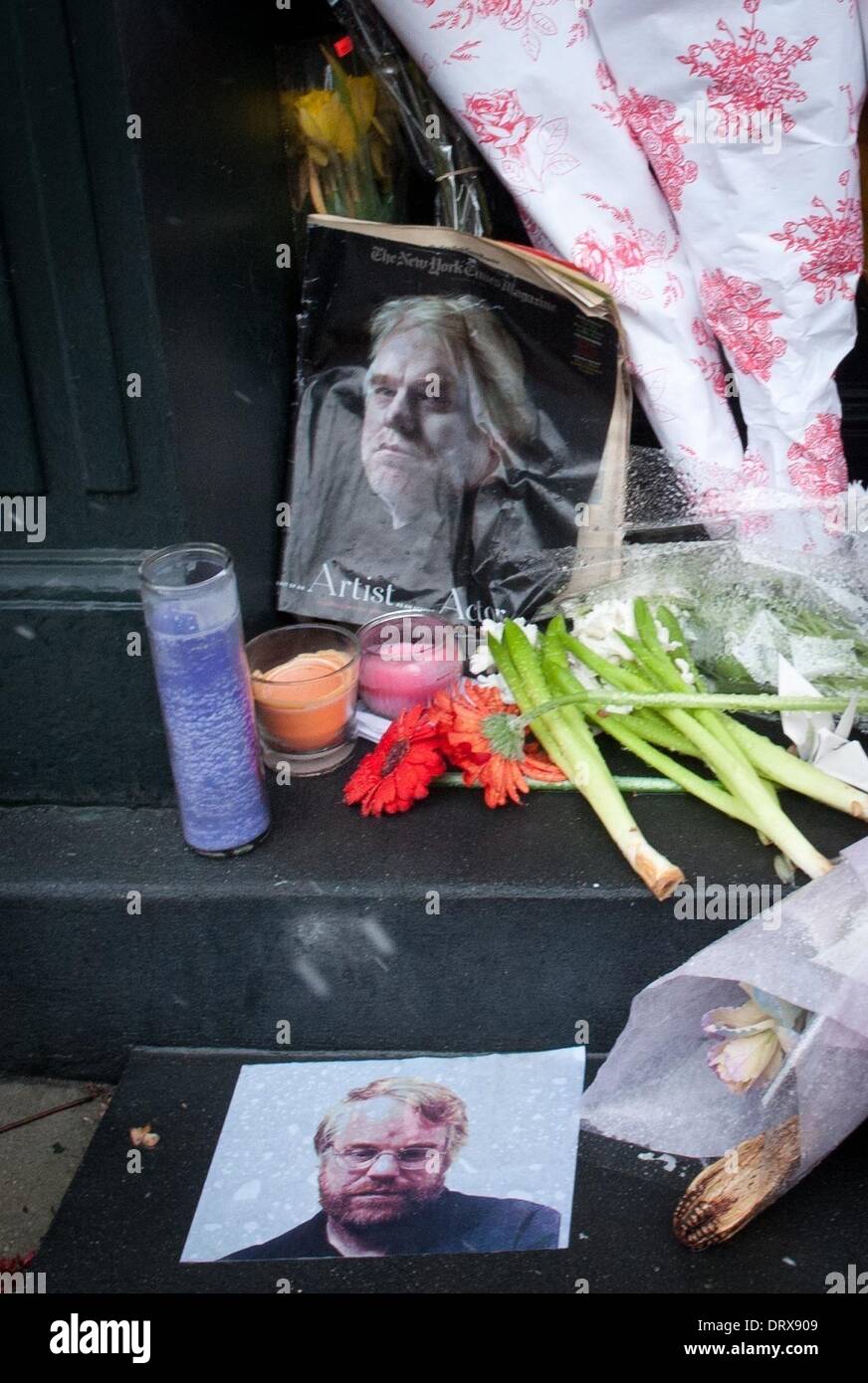 Manhattan, New York, Stati Uniti d'America. 3 febbraio, 2014. Un memoriale di fortuna al di fuori dell'edificio penthouse su Bethune Street nel West Village il giorno dopo Philip Seymour Hoffman è stato trovato morto di un apparente overdose, lunedì, Febbraio 3, 2014. Credito: Bryan Smith/ZUMAPRESS.com/Alamy Live News Foto Stock