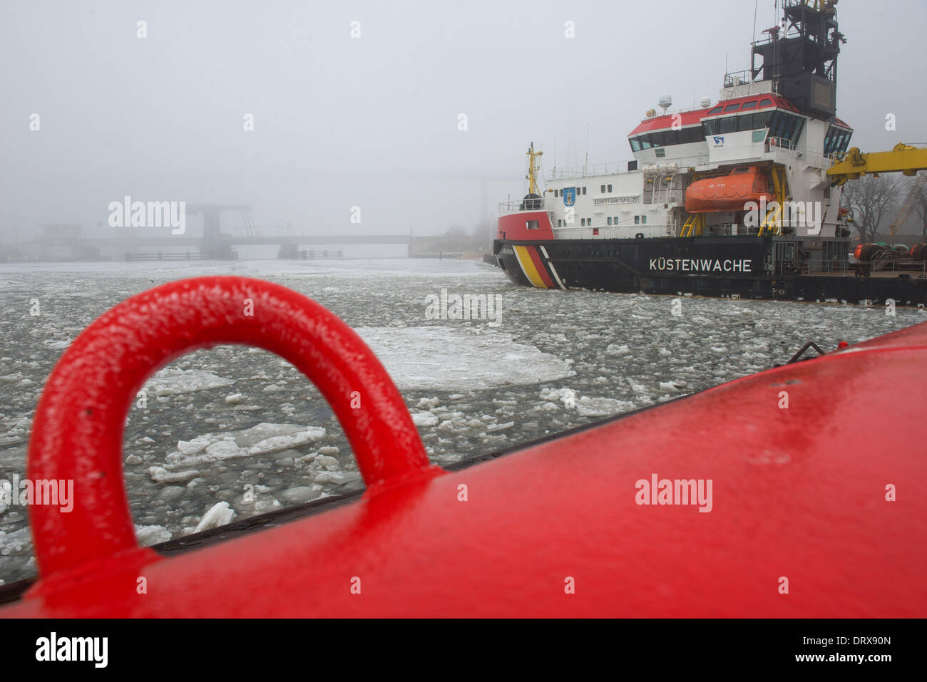 Stralsund, Germania. 3 febbraio, 2014. Icebreaker 'Arkona' dell'acqua di Stralsund e autorità di spedizione è la vela per la sua area di operazione nel Greifswalder Bodden in Stralsund, Germania, il 3 febbraio 2014. Esso wioll prendere un po' di tempo prima che il ghiaccio galleggiante nel Mar Baltico è completamente svanito, nonostante l aumento delle temperature. Foto: Stefan Sauer/dpa/Alamy Live News Foto Stock