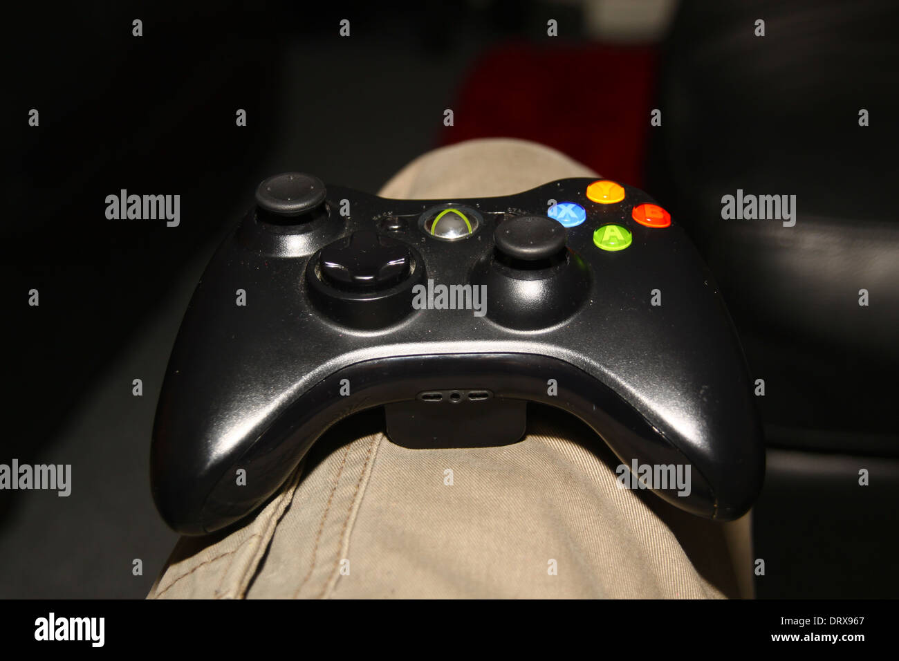 X box 360 controller sul ginocchio Foto Stock