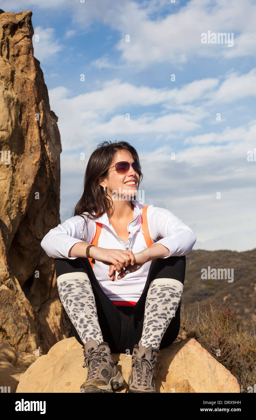 Escursionista si rilassa sulla formazione di roccia nei pressi di cranio roccia sopra il Temescal Ridge Trail, a cui si accede dal Gateway Temescal Park Foto Stock