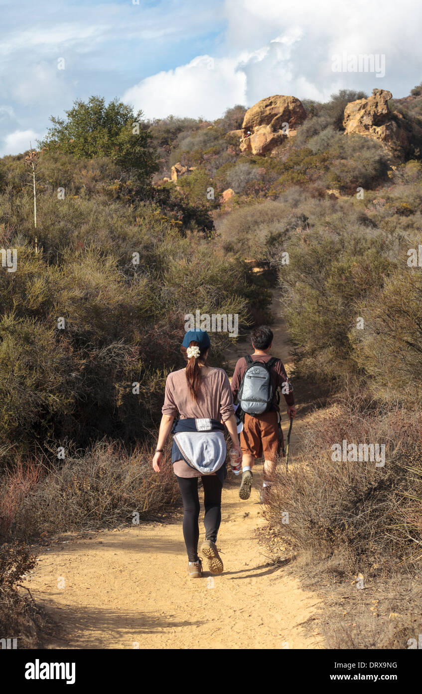 Gli escursionisti sulla Temescal Ridge Trail, con cranio Rock a distanza Foto Stock