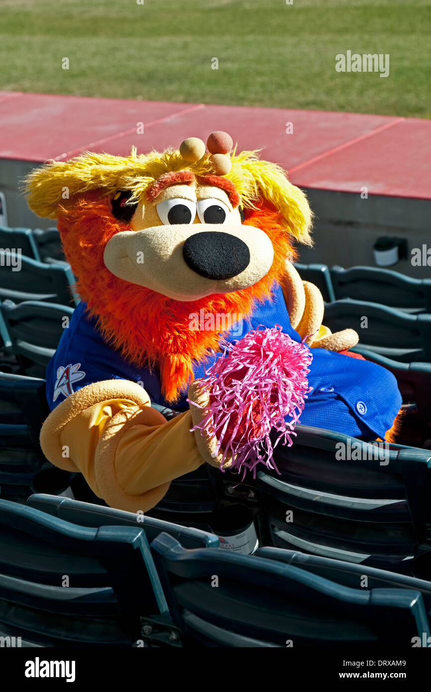 Orbita (isotopi squadra di baseball mascotte) nelle sedi dello stadio scuotendo pompon, isotopi Park, Albuquerque, Nuovo Messico USA Foto Stock