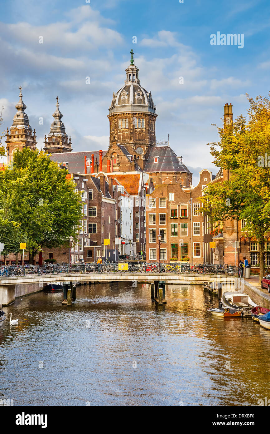 Canal e la chiesa di San Nicola in Amsterdam Foto Stock