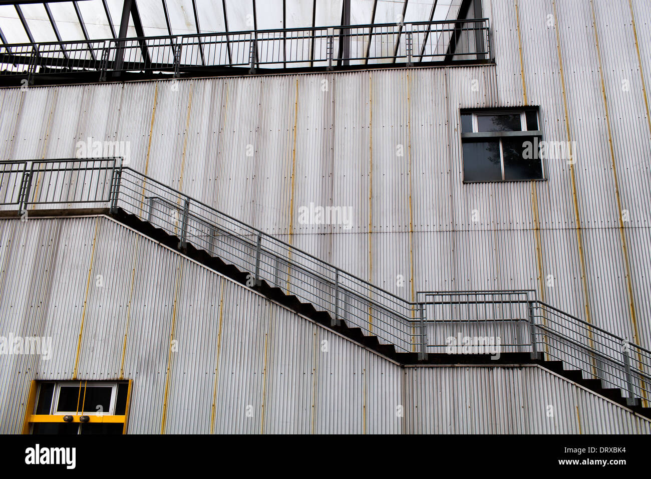 Fotografia di edificio con cartone ondulato a parete in acciaio con una scalinata su Granville Island, Vancouver, British Columbia. Foto Stock