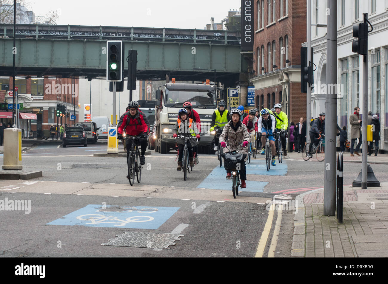 Persone in bicicletta a lavorare nella mattina ora di punta del traffico, Londra Inghilterra Regno Unito Regno Unito Foto Stock