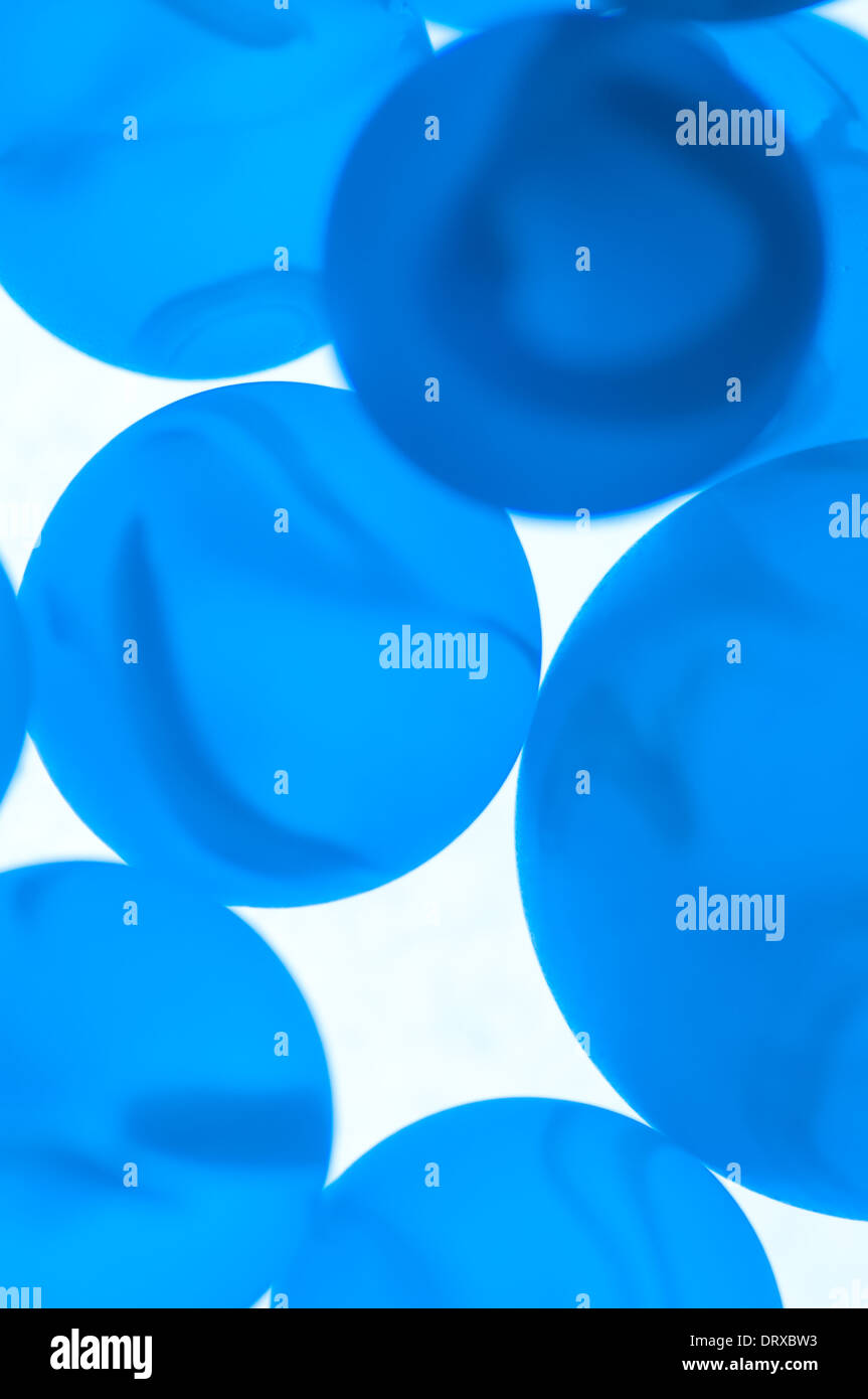 Macro di vetro blu marmi con strisce su sfondo bianco Foto Stock