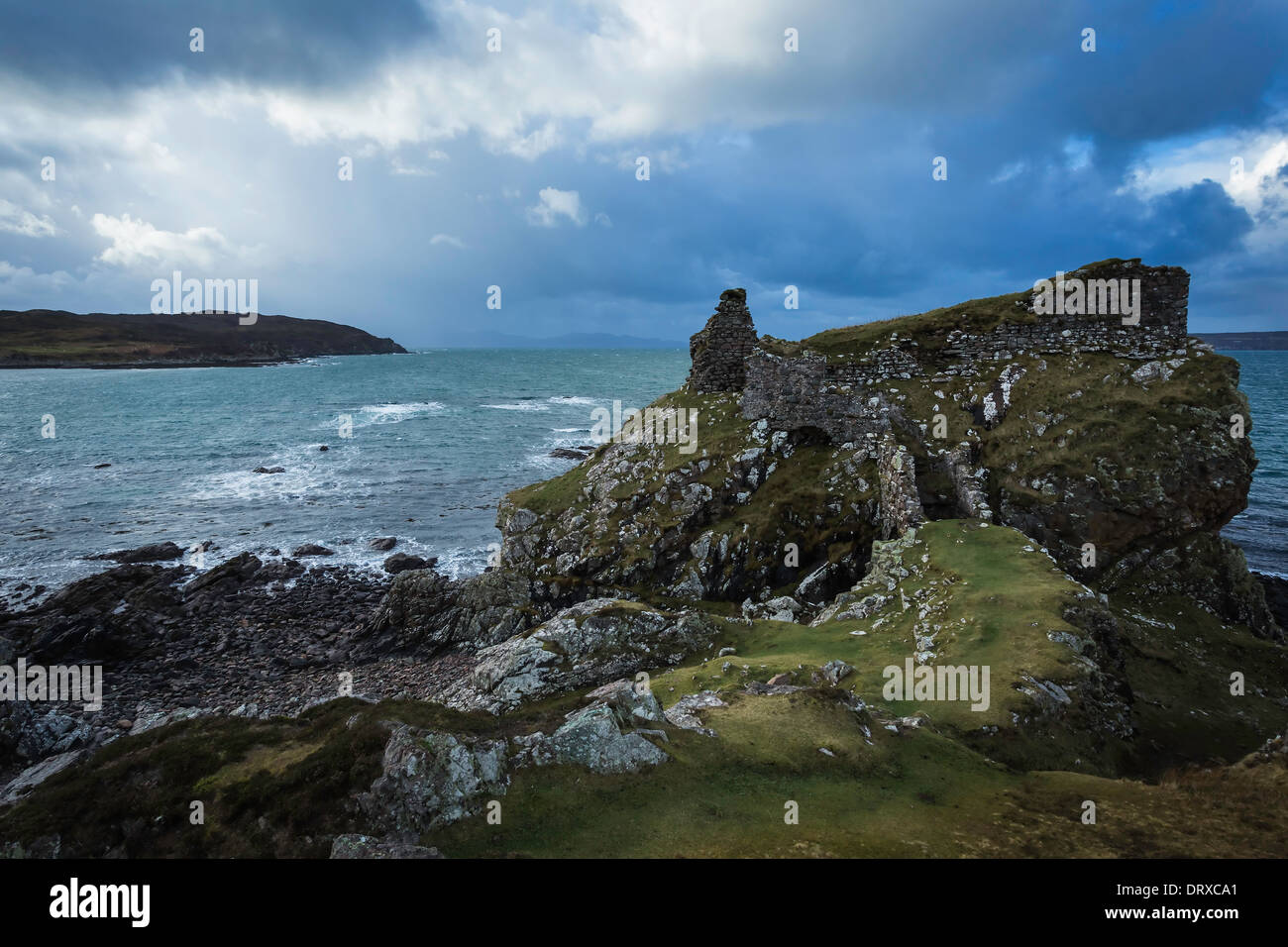 Rovine di Dunscaith Castle e Loch Eishort, Isola di Skye in Scozia Foto Stock