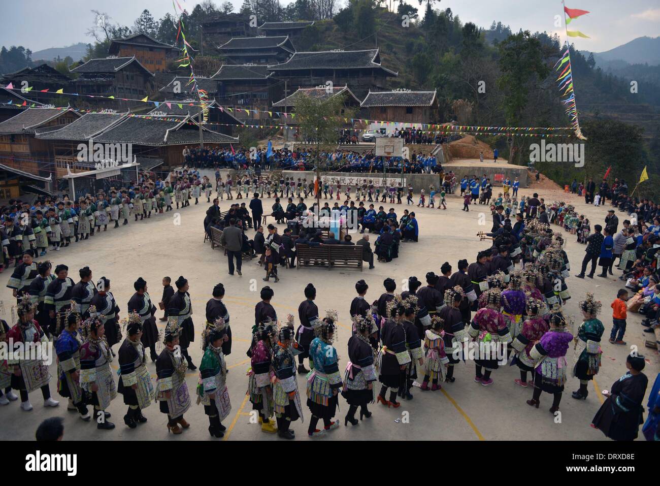 Rongjiang, della Cina di Guizhou. 3 febbraio, 2014. La gente della Dong gruppo etnico prendere parte a un gruppo di cantare e ballare attività Baoli nel villaggio di Rongjiang County, a sud-ovest della Cina di Guizhou, Febbraio 3, 2014. La gente della Dong gruppo etnico ha celebrato la festa di primavera con canti e danze il lunedì. Credito: Qin pista/Xinhua/Alamy Live News Foto Stock