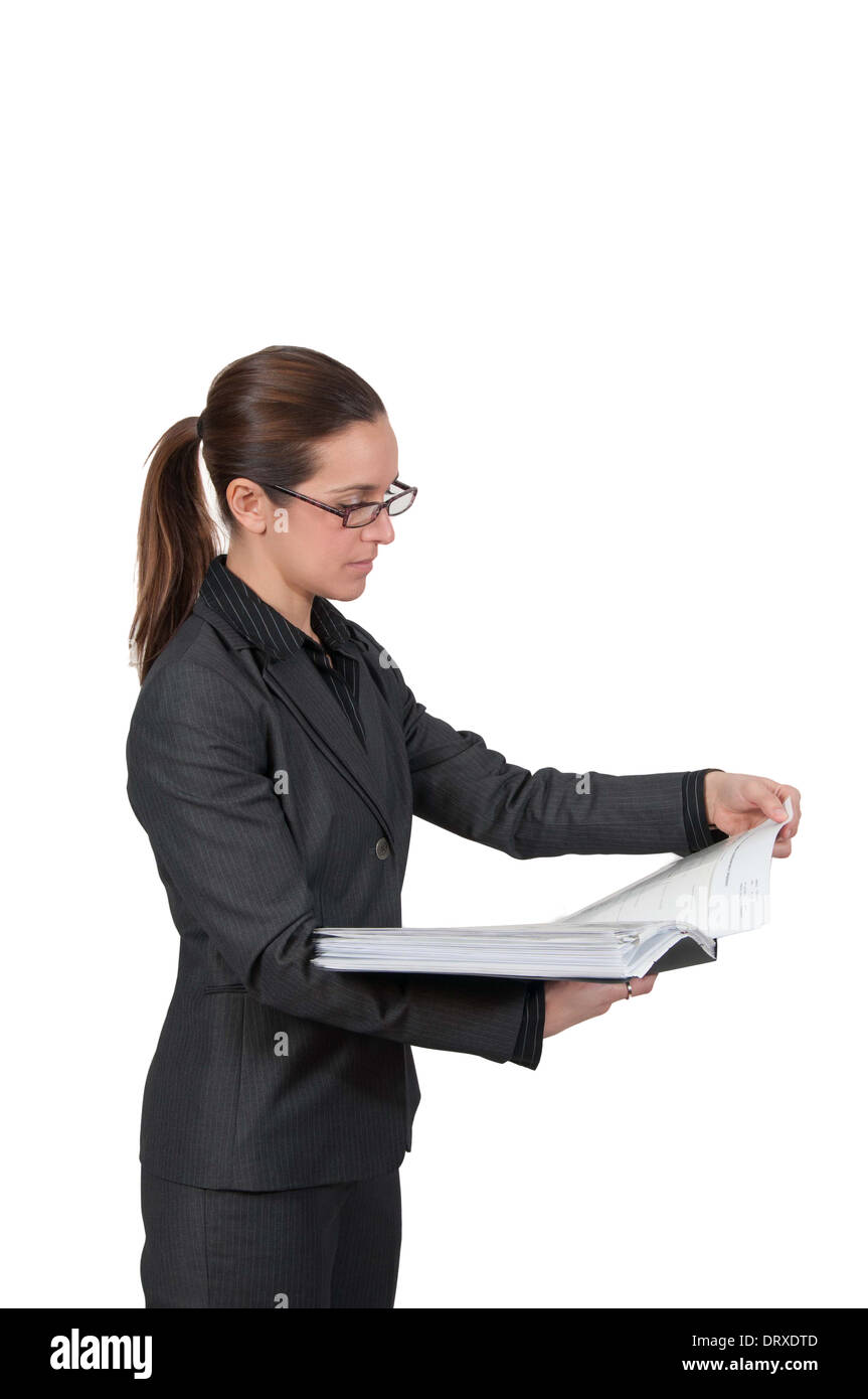 Una donna di affari con gli occhiali lettura e la rimozione di qualcosa da una cartella Foto Stock