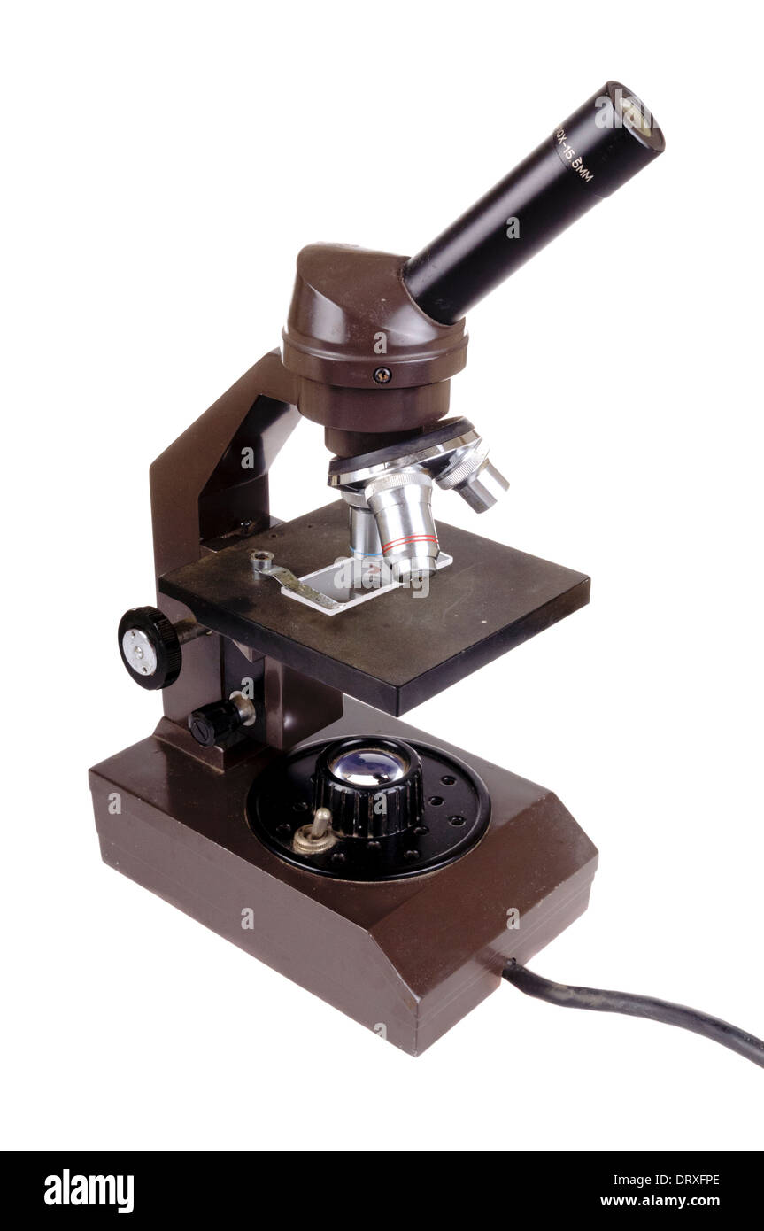Vecchio microscopio utilizzato isolato su bianco Foto Stock