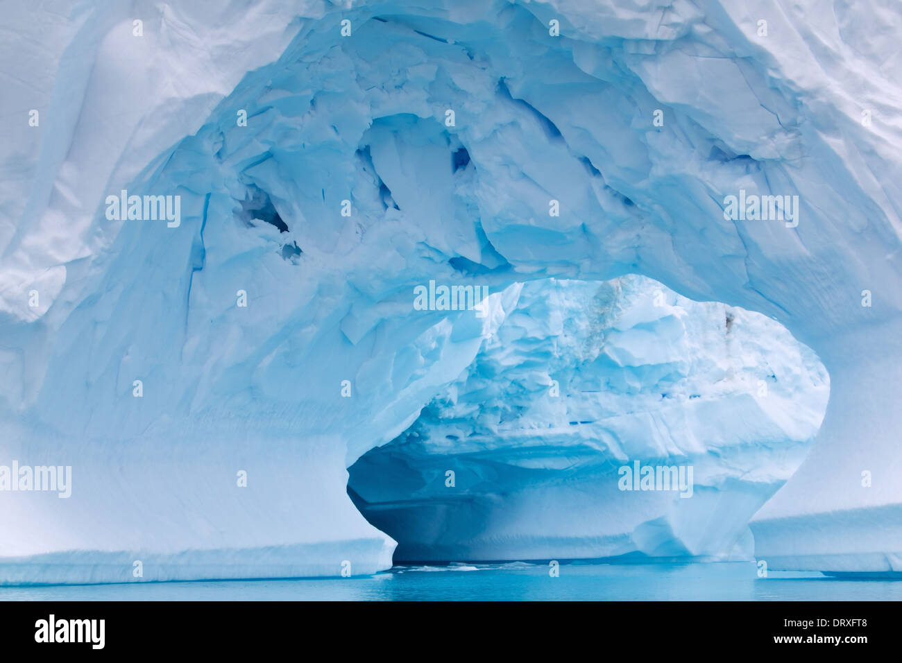 Grande Arco di iceberg in acque antartiche Foto Stock