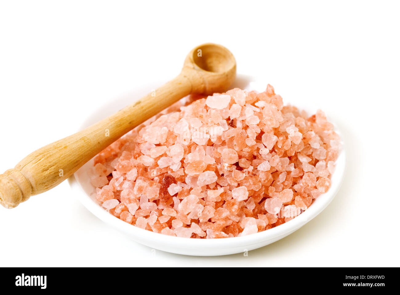 Rosa himalayano il cristallo di rocca sale da tavola di legno di scoop. Foto Stock