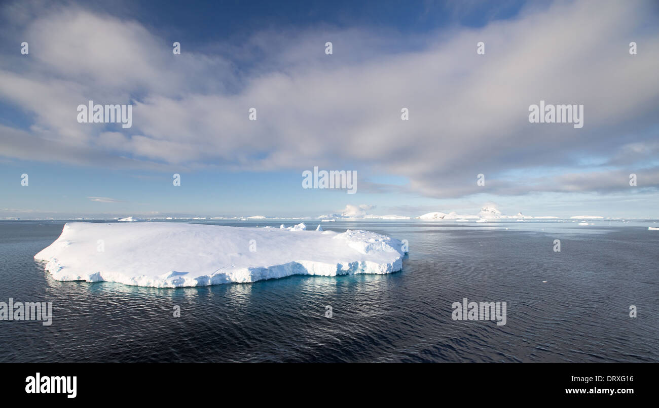 Paesaggio antartico con gli iceberg e le nuvole alte Foto Stock