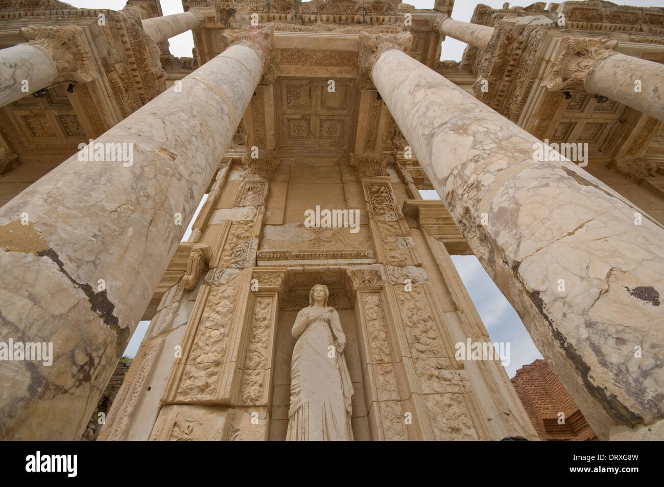 ASIA, la Turchia, Efeso, Biblioteca di Celso (114 D.C.), visualizzare la colonna con la statua di arete (bontà) Foto Stock