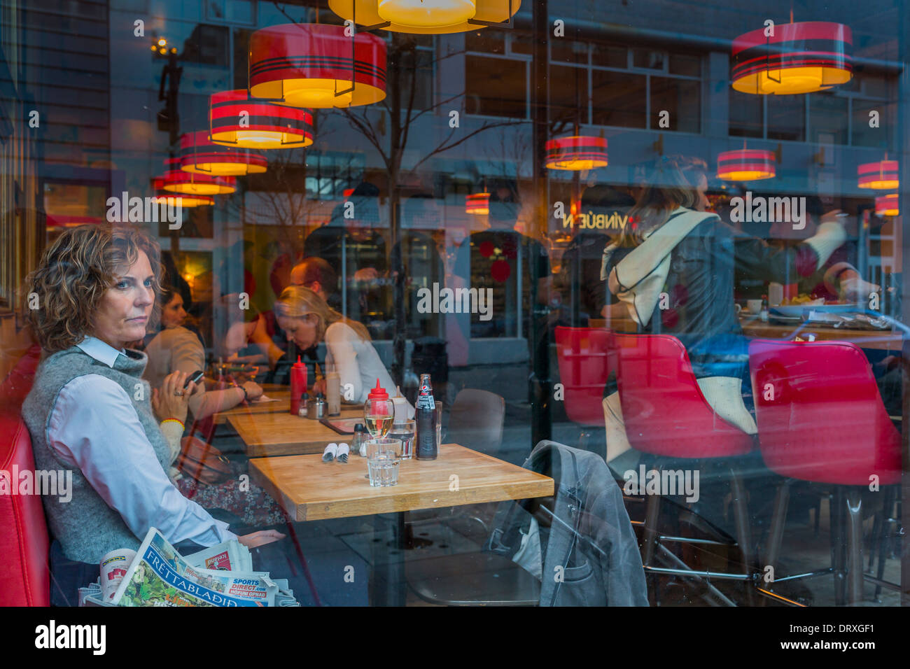 Cafè locale finestra, Reykjavik, Islanda Foto Stock
