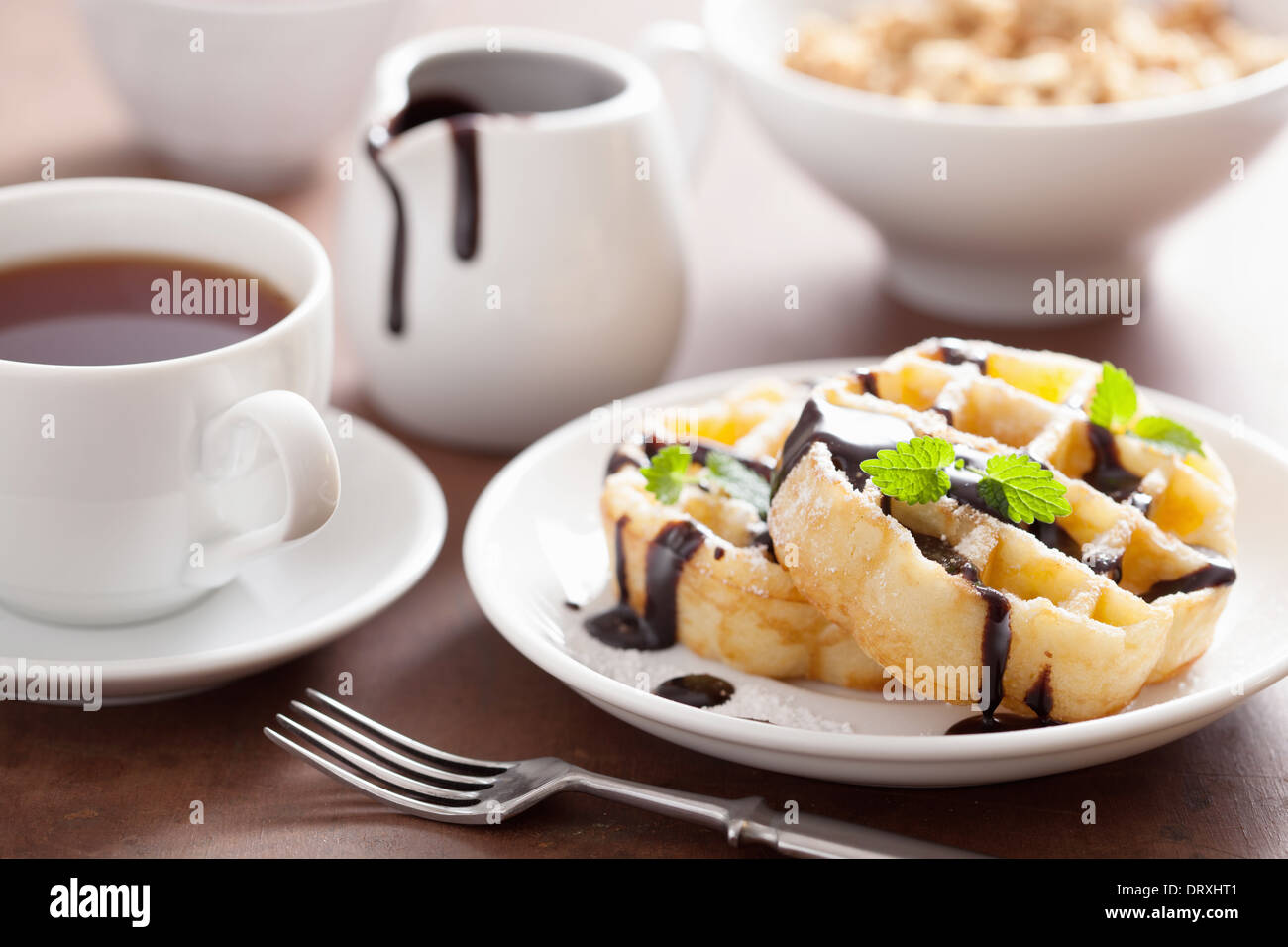 Cialde belghe con cioccolato e zucchero in polvere per la prima colazione Foto Stock