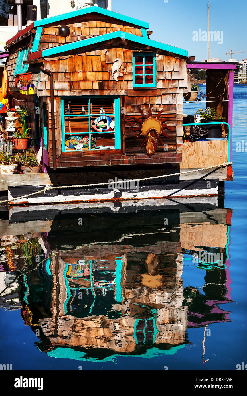 Casa galleggiante Village Brown Houseboat Fisherman Wharf la riflessione del Porto Interno, Victoria Vancouver British Columbia Canada Foto Stock