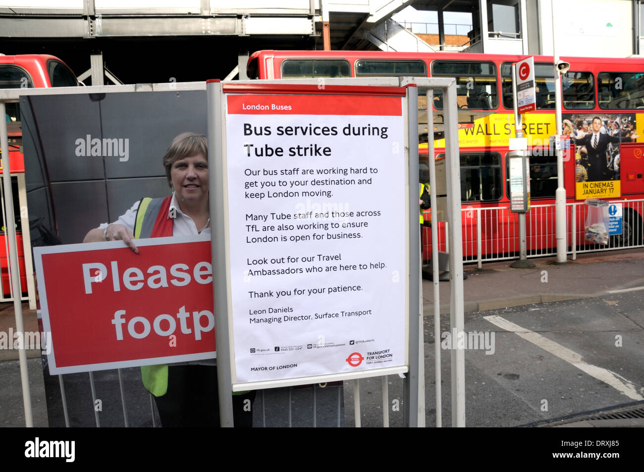 Londra, Regno Unito. 3 febbraio, 2014. Avviso riguardante i servizi di autobus durante il tubo previsto sciopero, a cominciare dal 4 Feb 2014. Azione industriale chiamato a protestare contro le perdite di posti di lavoro a causa di 'modernizzazione' dei Trasporti di Londra, tra cui la chiusura delle biglietterie. Foto Stock
