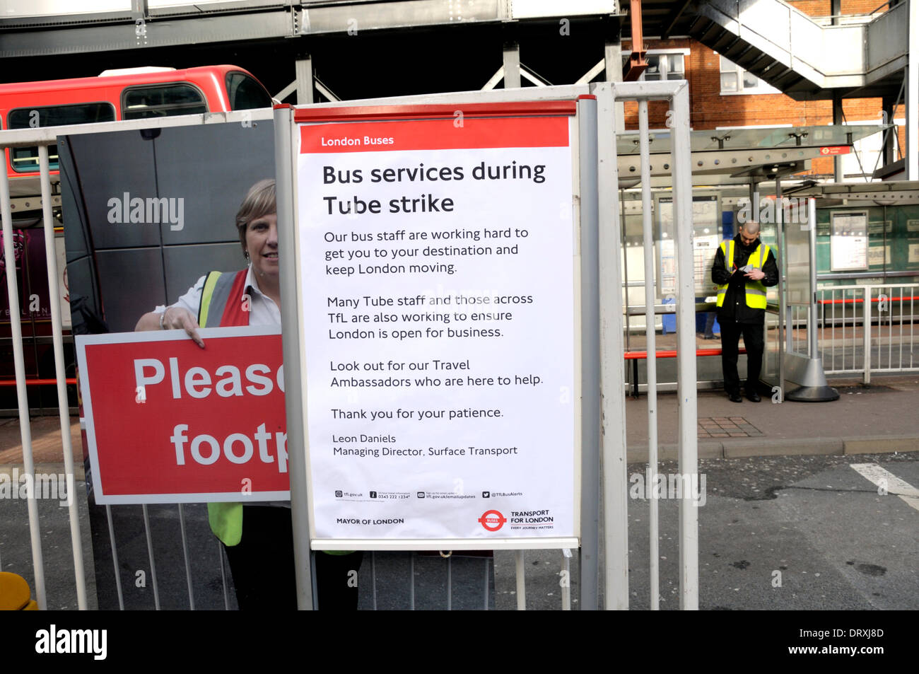 Londra, Regno Unito. 3 febbraio, 2014. Avviso riguardante i servizi di autobus durante il tubo previsto sciopero, a cominciare dal 4 Feb 2014. Azione industriale chiamato a protestare contro le perdite di posti di lavoro a causa di 'modernizzazione' dei Trasporti di Londra, tra cui la chiusura delle biglietterie. Foto Stock