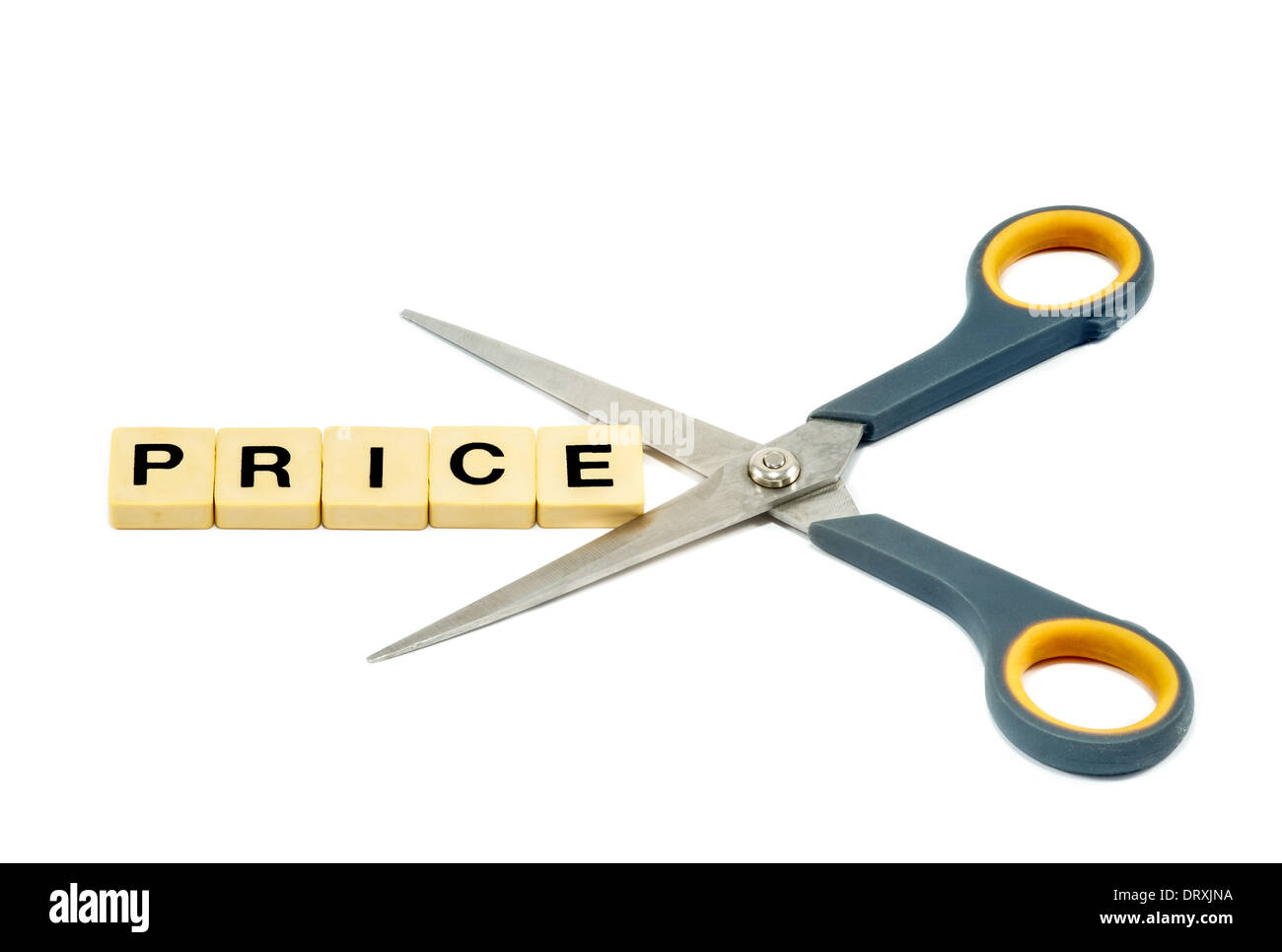 Il taglio dei prezzi indirim turco essendo tagliato mediante forbici bianco isolato Foto Stock