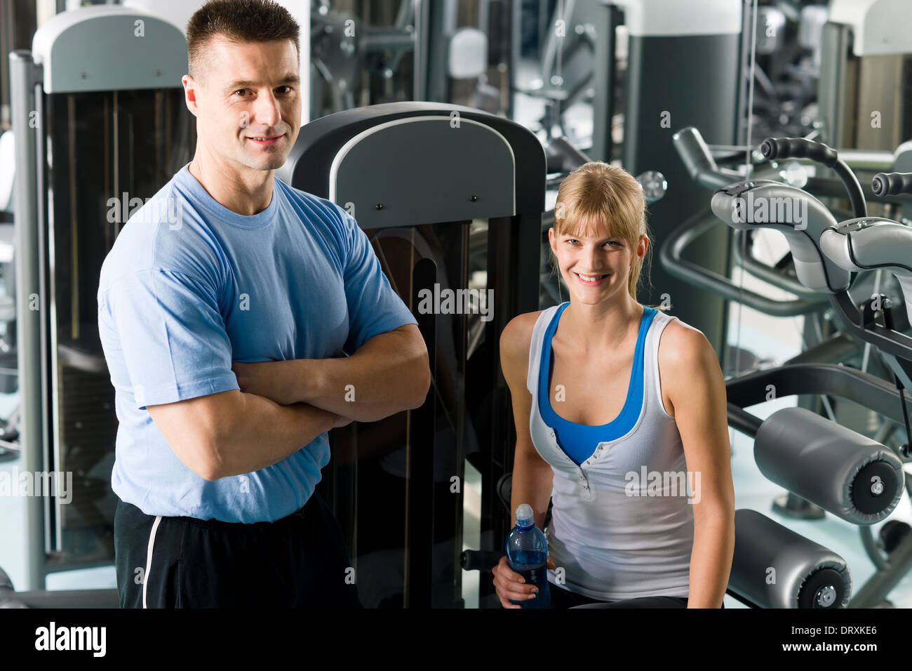 Giovane donna con fitness trainer Foto Stock