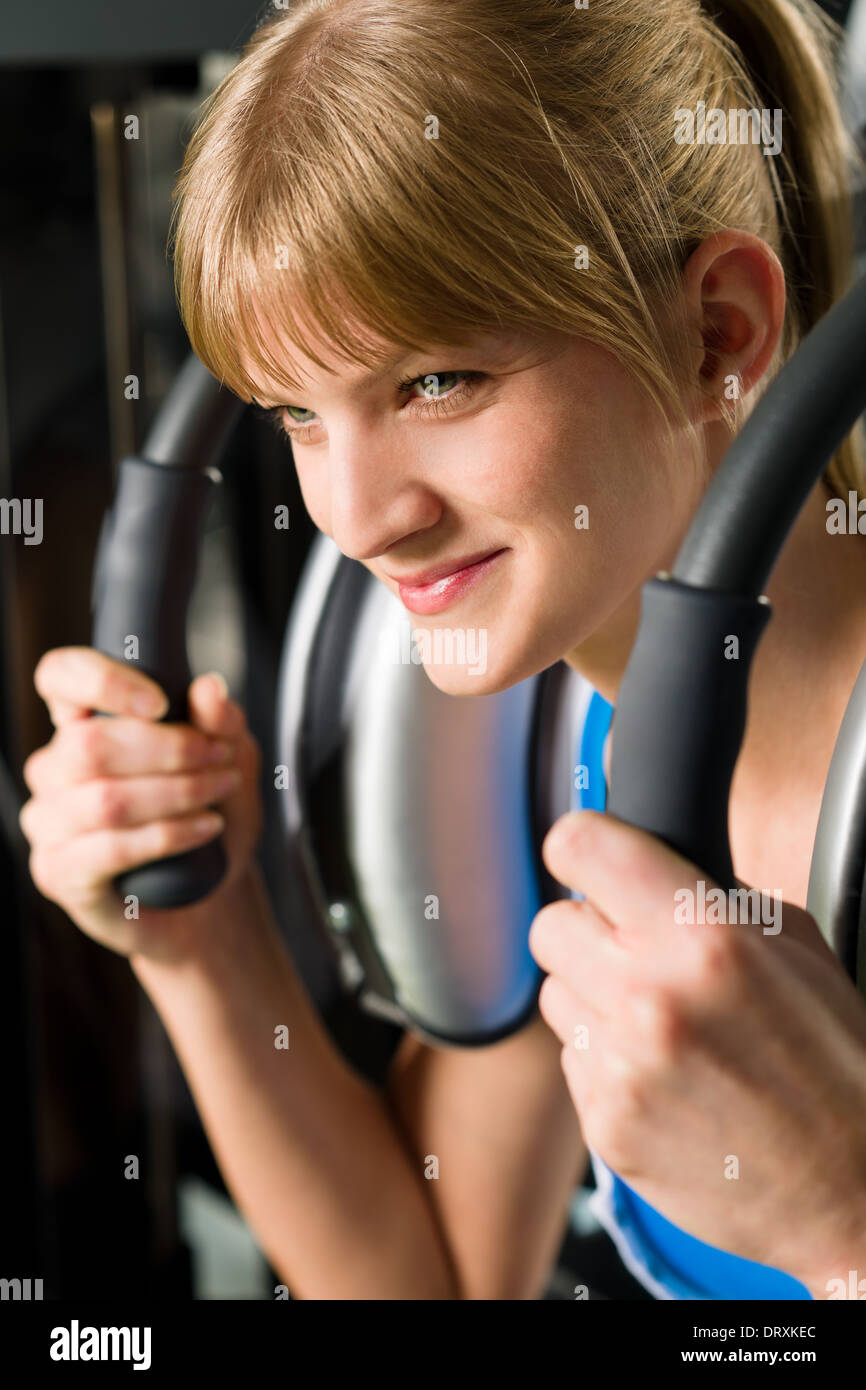 Donna alla palestra fitness esercizio Foto Stock