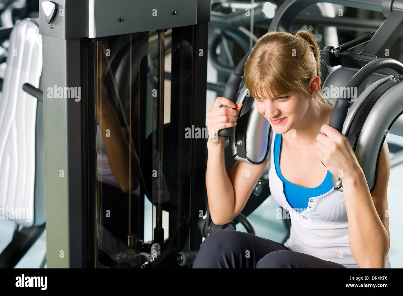 Giovane donna esercizio addominale centro fitness Foto Stock