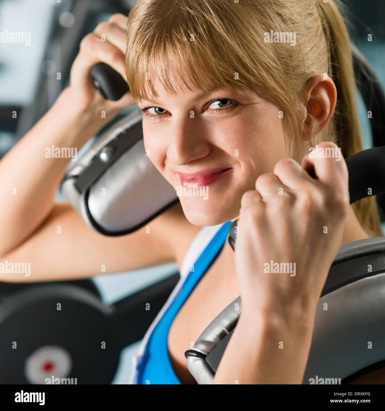 Giovane donna alla palestra fitness esercizio Foto Stock