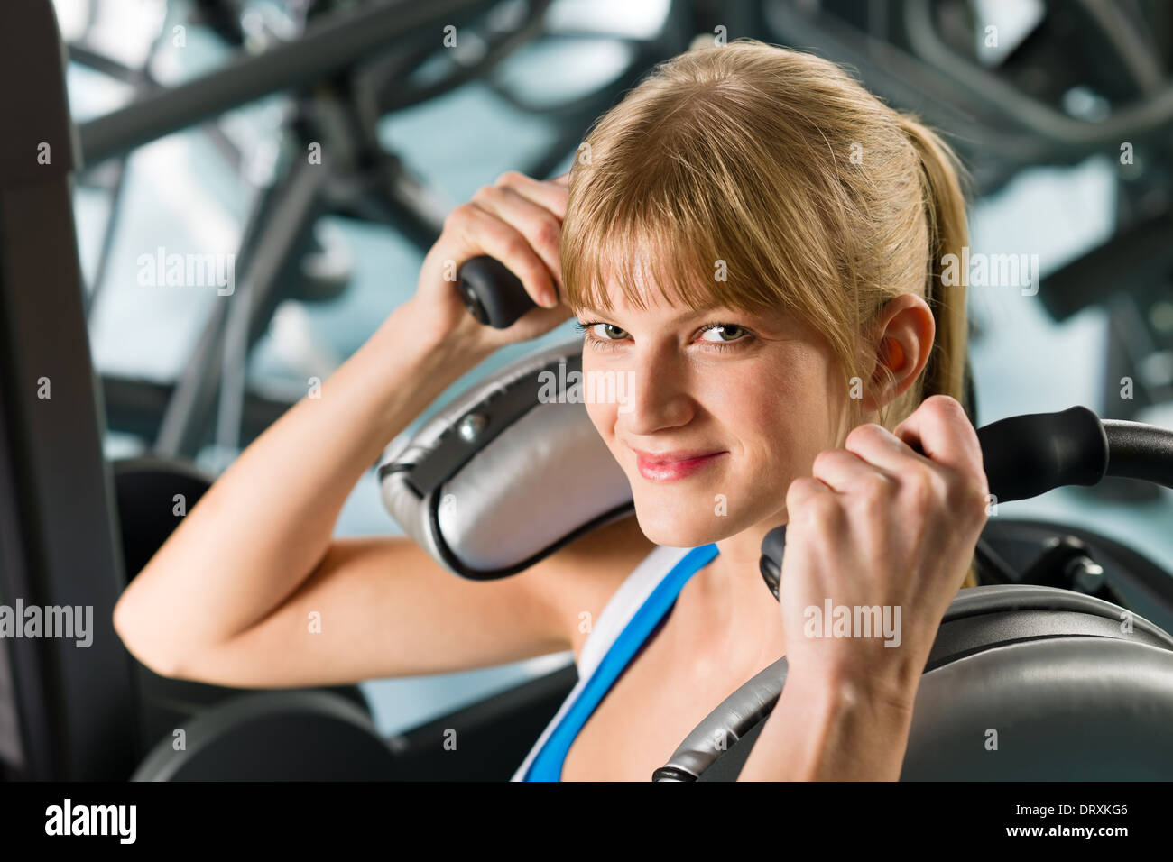 Giovane donna alla palestra fitness esercizio Foto Stock