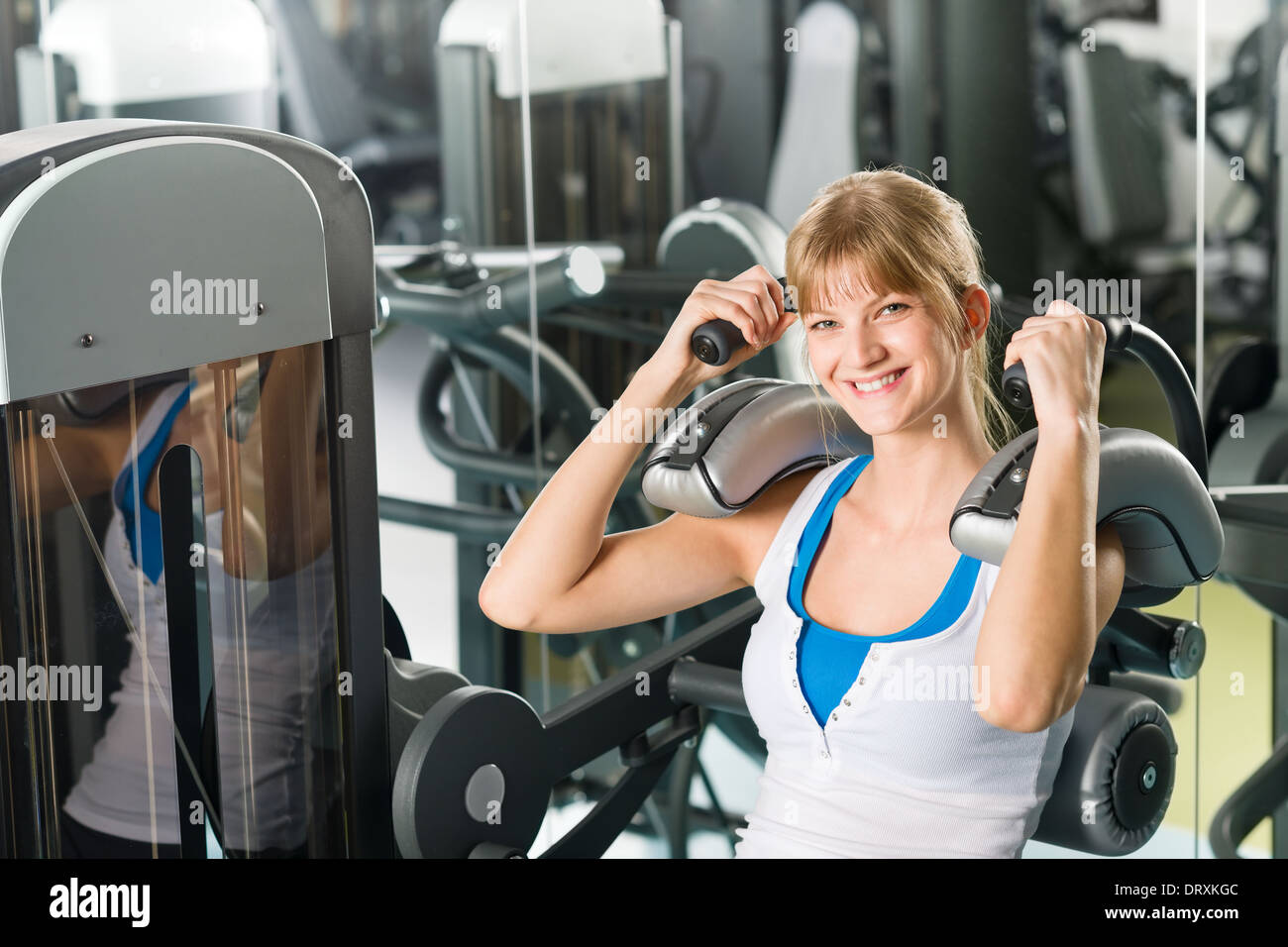 Centro fitness giovane donna addominali esercizio Foto Stock