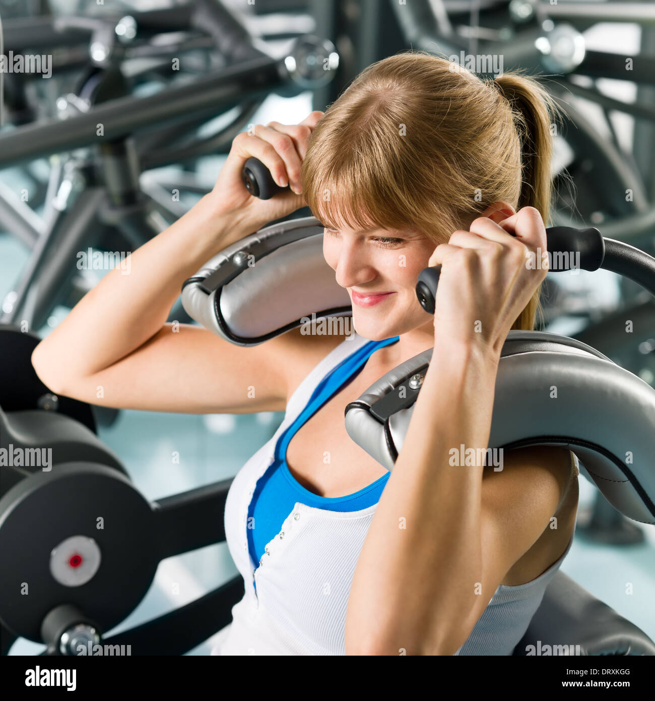 Centro fitness giovane donna addominali esercizio Foto Stock