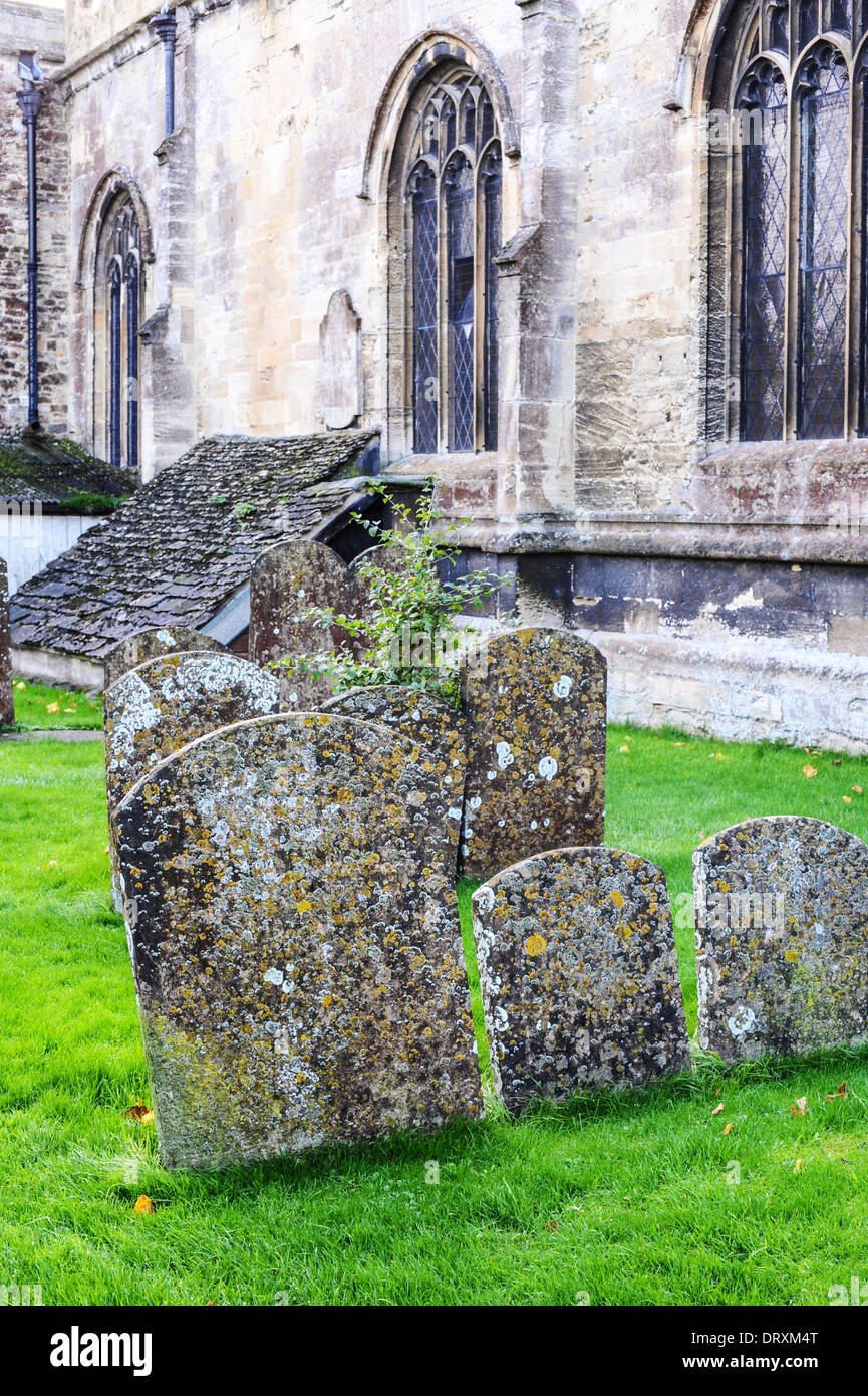 Le lapidi a San Michele e Tutti gli Angeli chiesa, Highworth, Wiltshire. Foto Stock