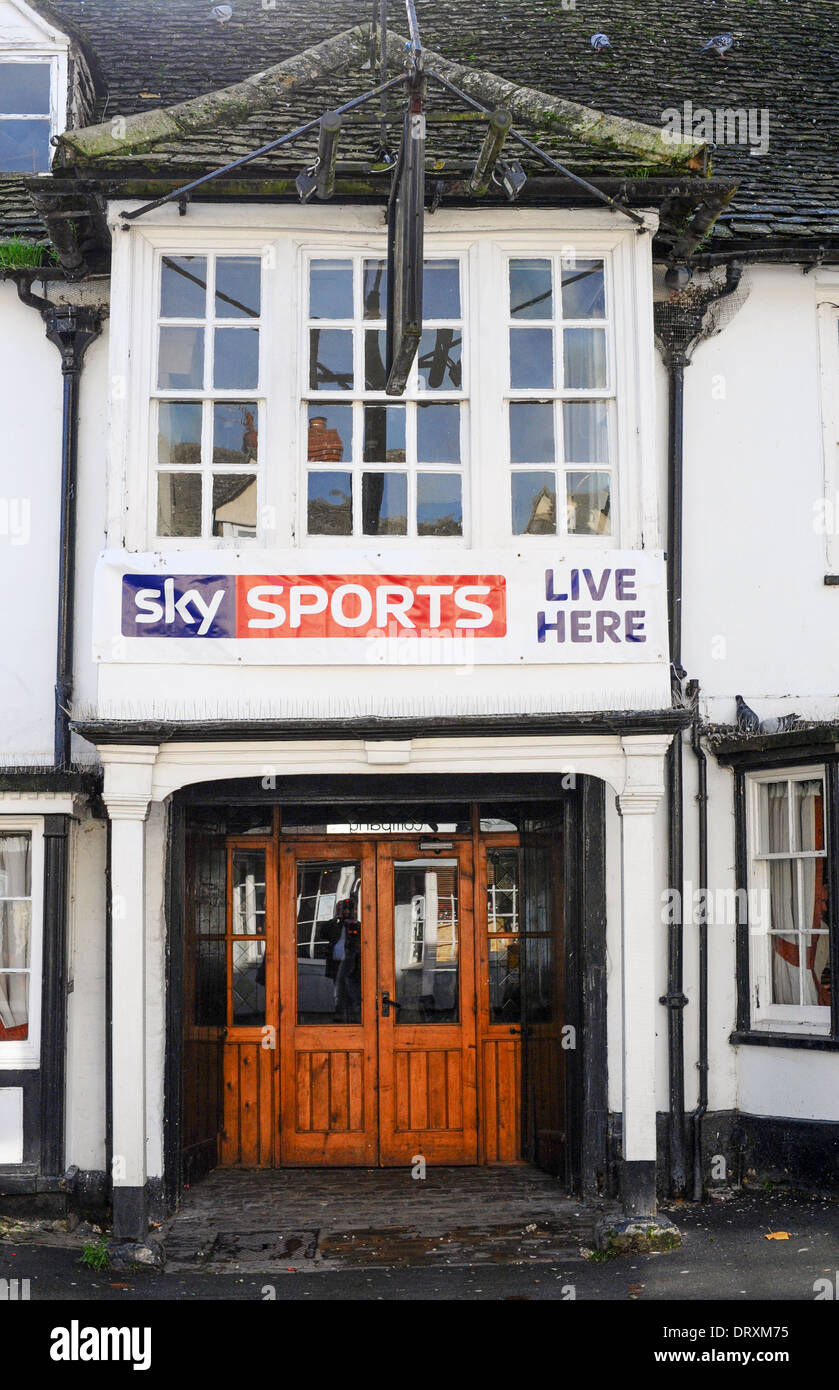 Sky Sport in diretta qui segno il Re e la regina pub in Highworth, UK. Foto Stock