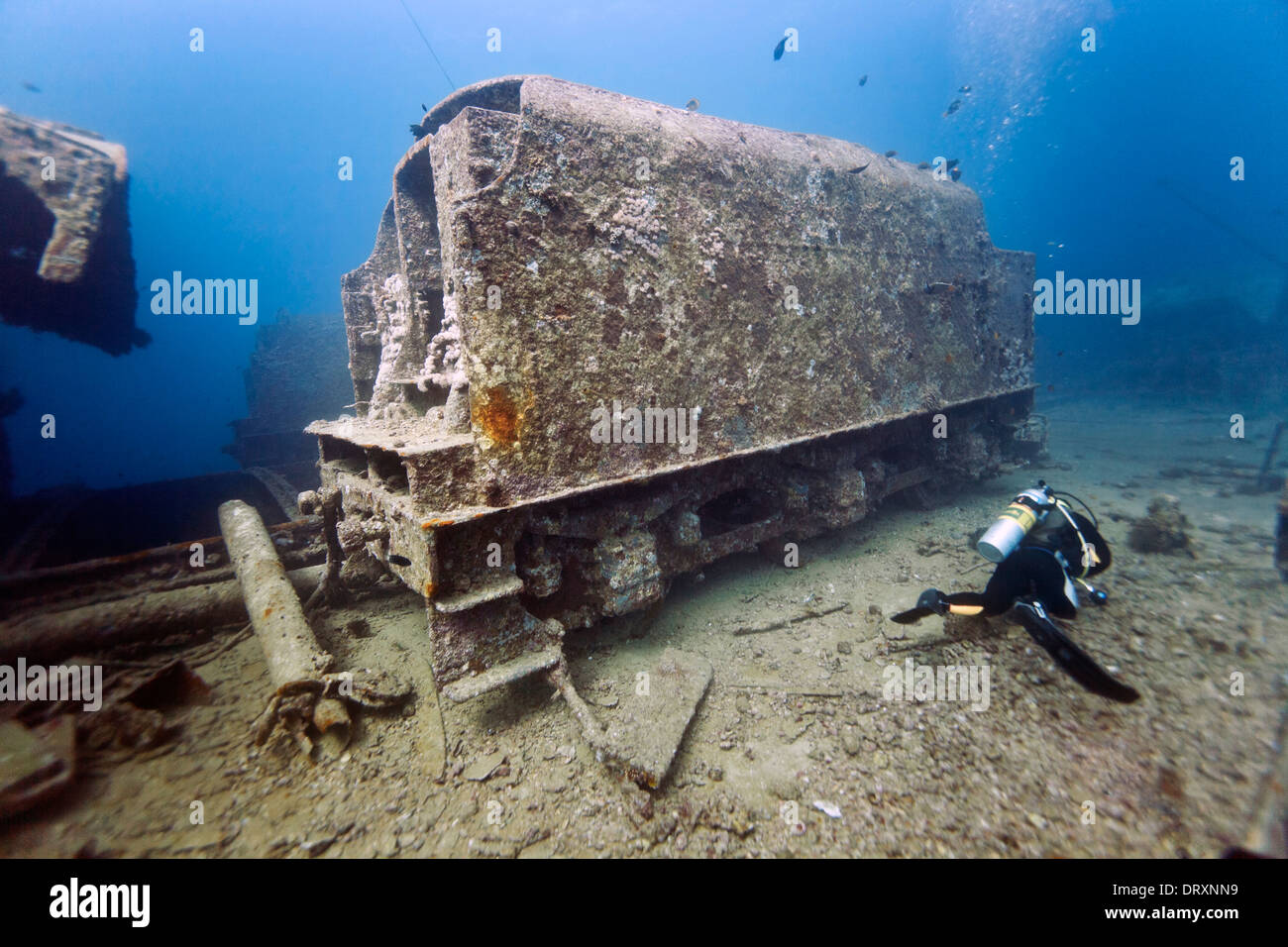 Un subacqueo passa una gara di carbone sul relitto del SS Thislegorm, Mar Rosso, Egitto Foto Stock