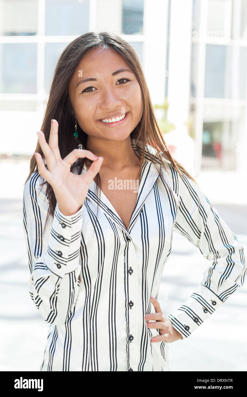 Ritratto di una bella donna asiatica con gesti positivi Foto Stock