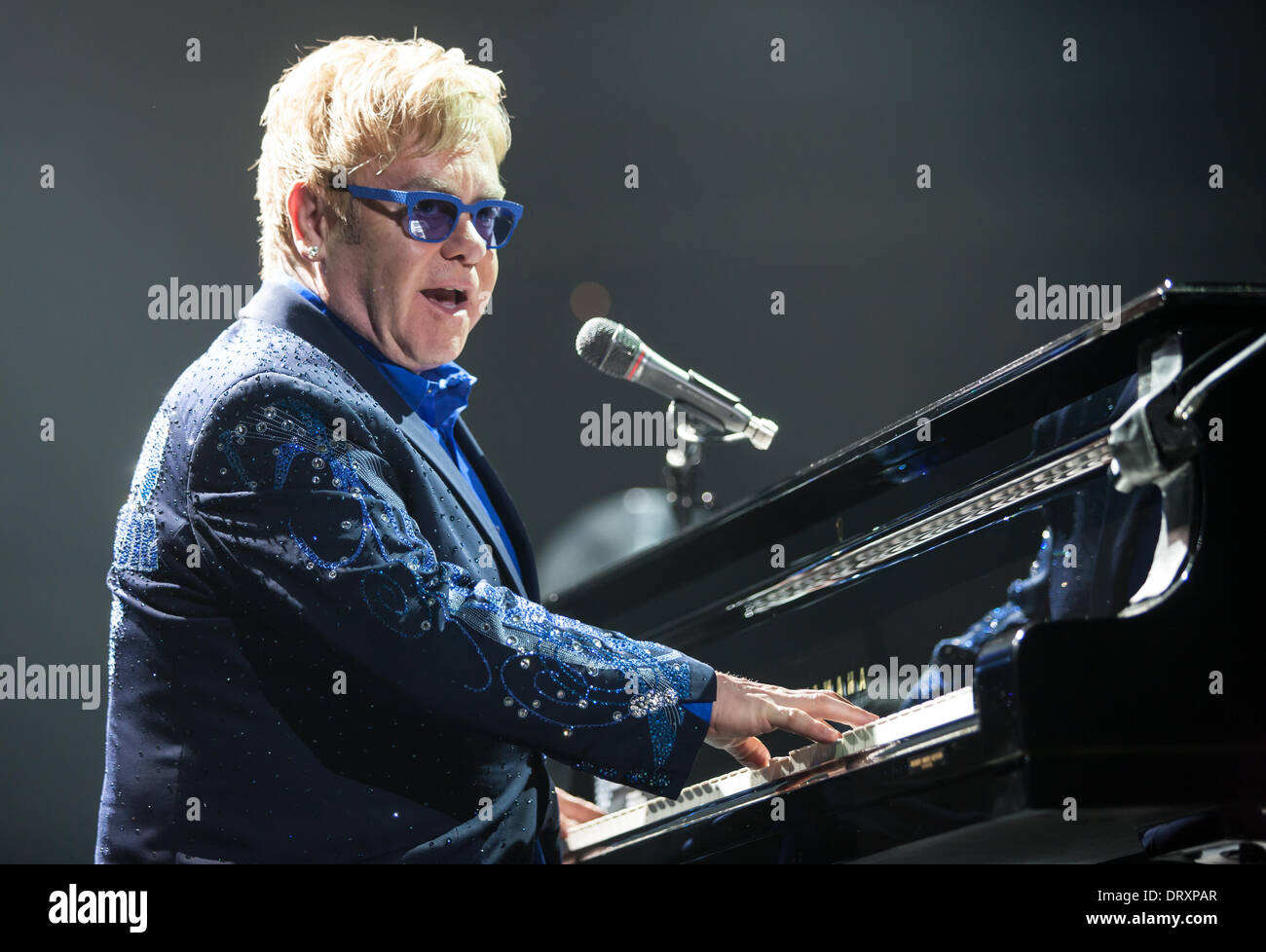 London Ontario, Canada. Febbraio 3, 2014. Sir Elton John esegue in concerto a Budweiser giardini. Essa è stata la sua prima performance canadese del suo 2014 World Tour. La sua ultima performance di Londra è stata nel 2006 nello stesso luogo. Credito: Mark Spowart/Alamy Live News Foto Stock