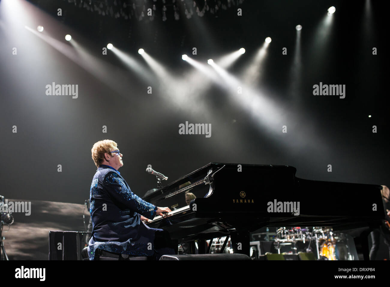 London Ontario, Canada. Febbraio 3, 2014. Sir Elton John esegue in concerto a Budweiser giardini. Essa è stata la sua prima performance canadese del suo 2014 World Tour. La sua ultima performance di Londra è stata nel 2006 nello stesso luogo. Credito: Mark Spowart/Alamy Live News Foto Stock