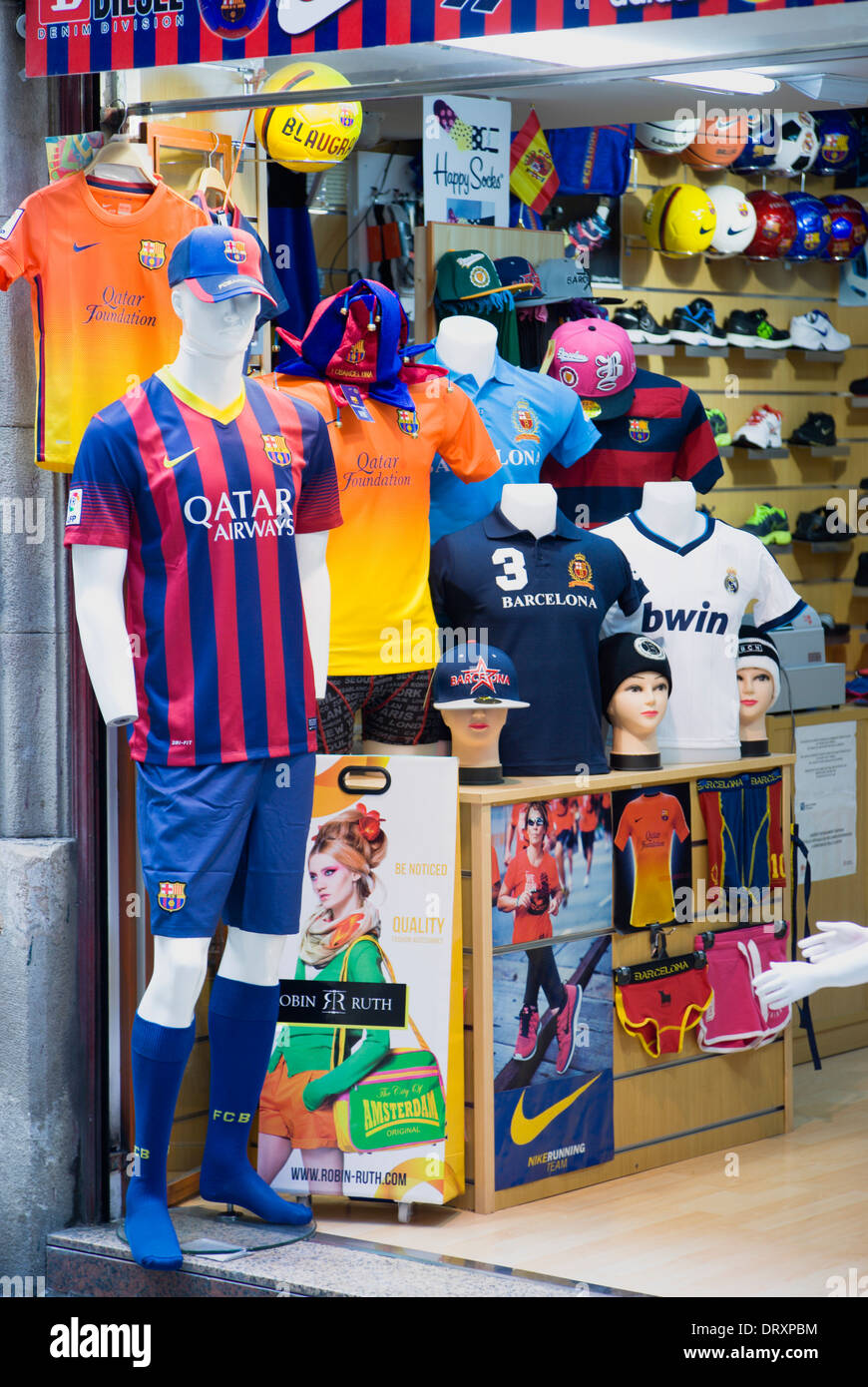 In Spagna, in Catalogna, Barcellona, articoli sportivi shop nel quartiere Gotico con display di Barcelona Football Club vestiti. Foto Stock