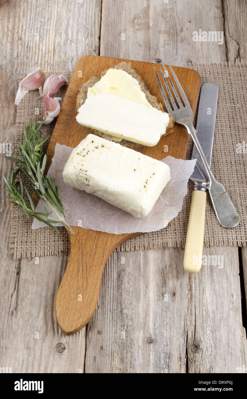 Formaggio, pane con burro, rosmarino e aglio Foto Stock