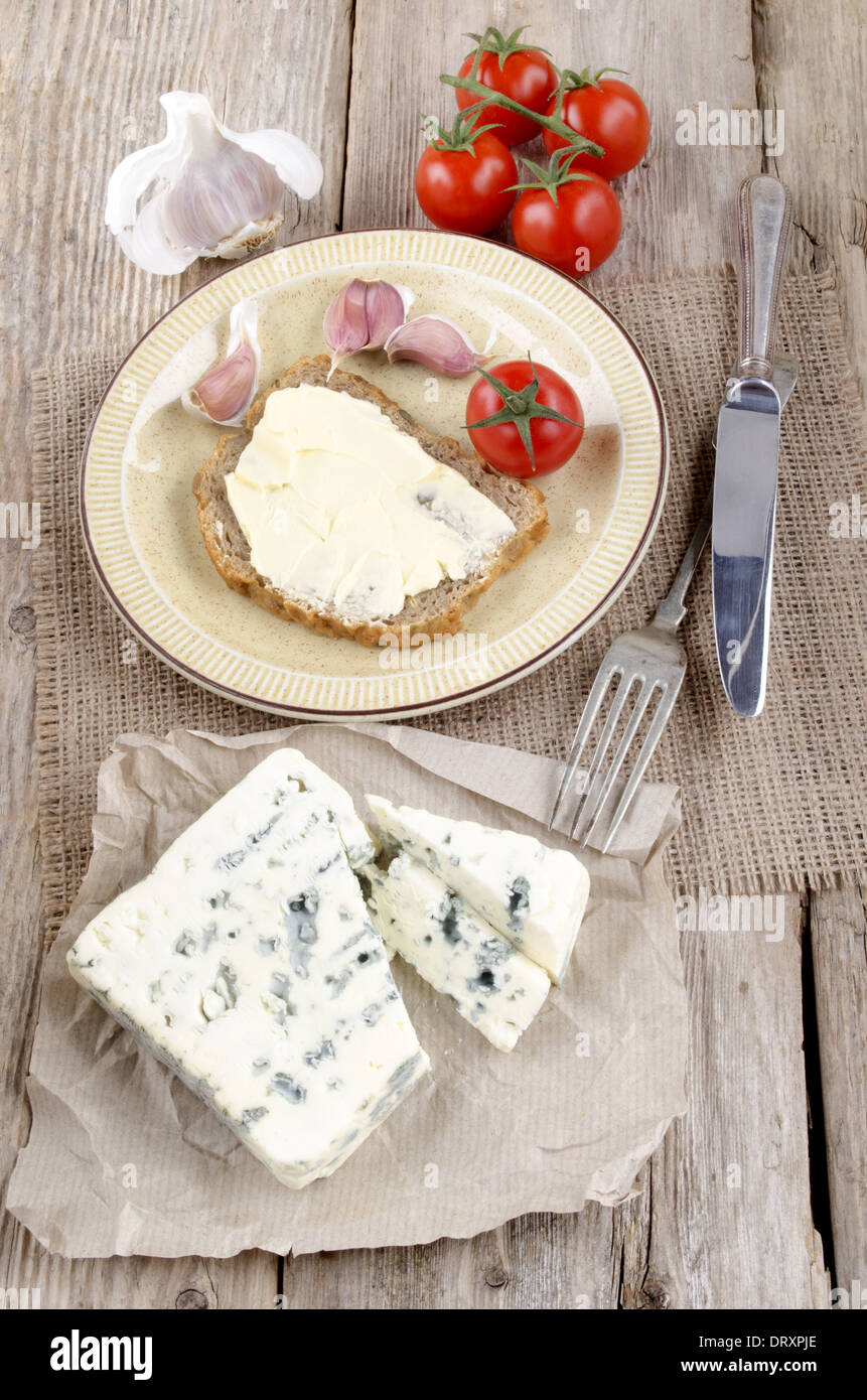 Francese di formaggio blu su carta marrone, il pane su una piastra Foto Stock