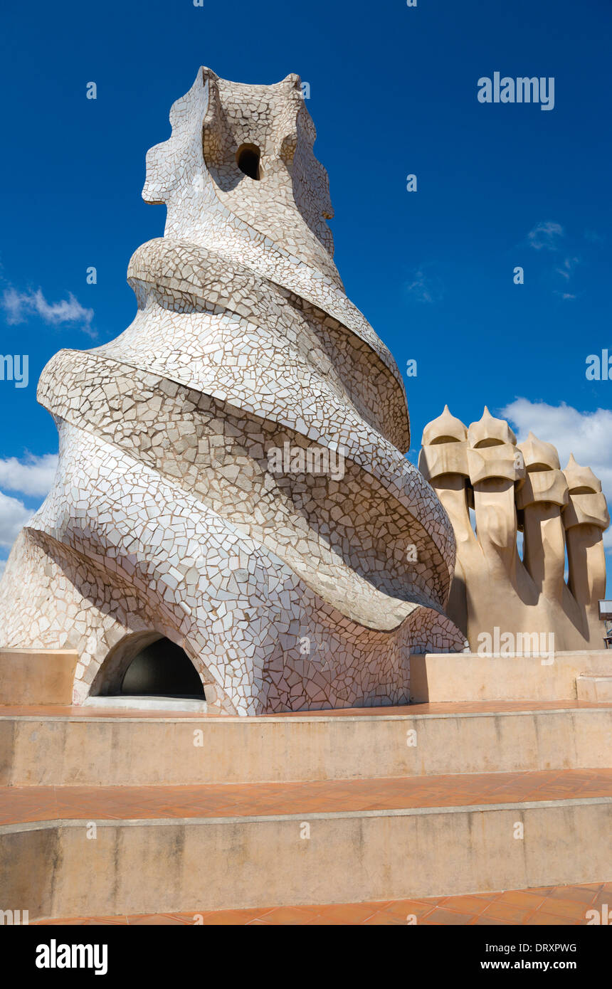 In Spagna, in Catalogna, Barcellona, camini e sfiati sul tetto di Casa Mila appartamento edificio, La Pedrera o pietra di cava, da Gaudì. Foto Stock