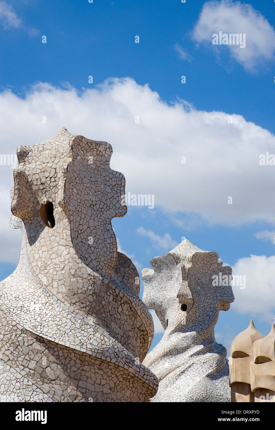 In Spagna, in Catalogna, Barcellona, camini e sfiati sul tetto di Casa Mila appartamento edificio, La Pedrera o pietra di cava, da Gaudì. Foto Stock